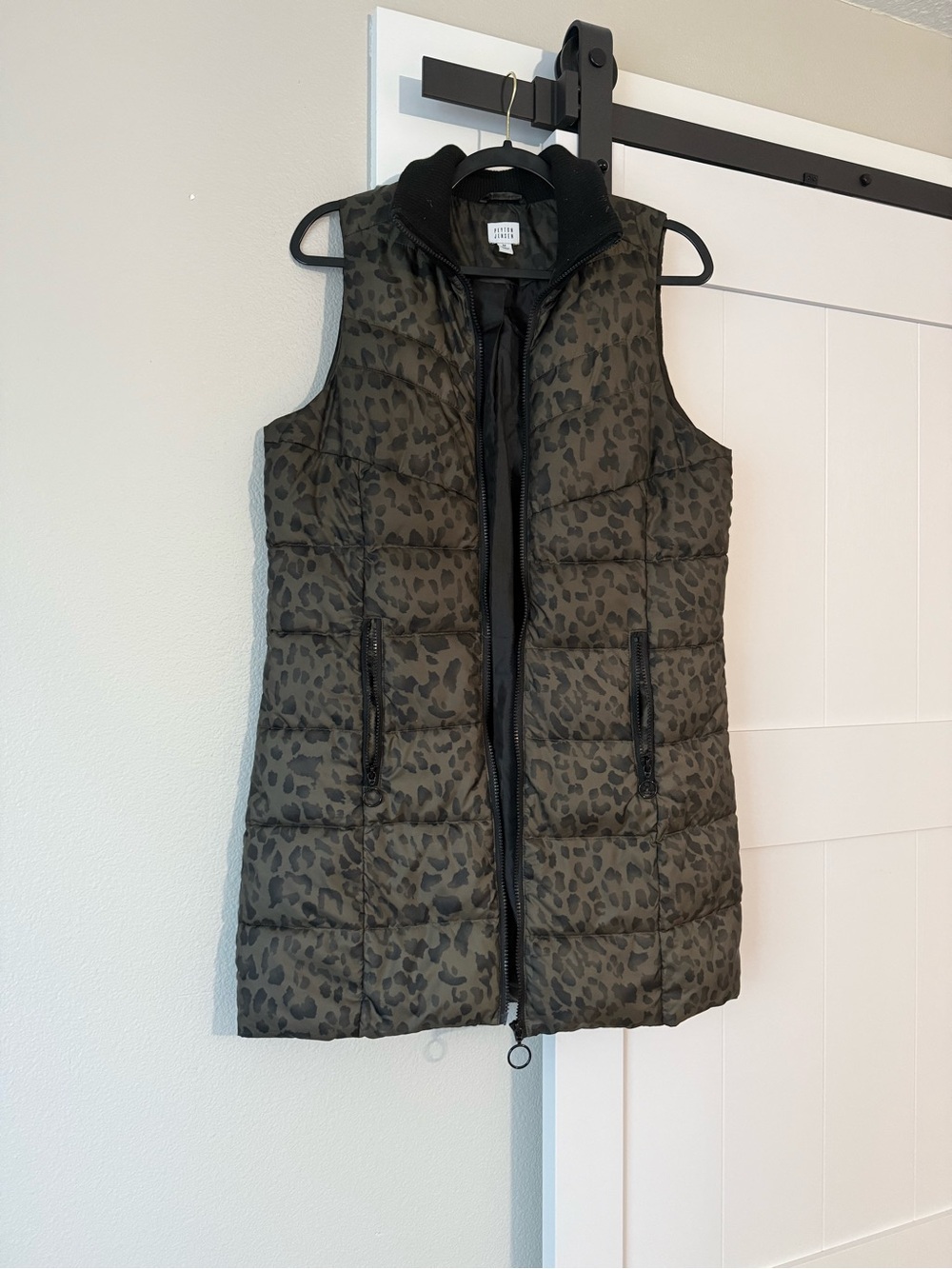 Sleeveless Quilted Leopard-Print Puffer Vest in Olive Green - Stylish Layering